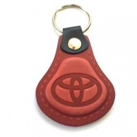 Kožená kľúčenka / prívesok na kľúče Toyota červená