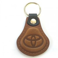 Kožená kľúčenka / prívesok na kľúče Toyota hnedá
